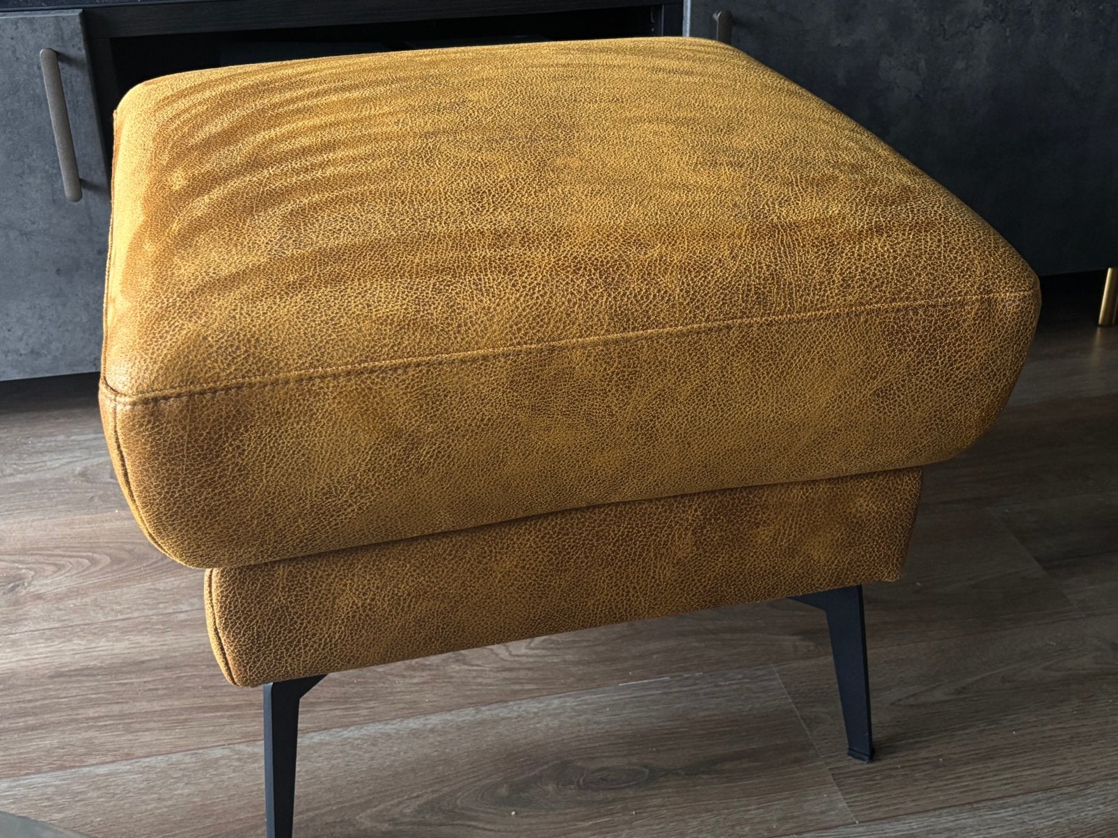 Pronto Wonen Hocker Tusari Gold | Showroommodel, Overige materialen, Nieuw, Ophalen of Verzenden, Modern