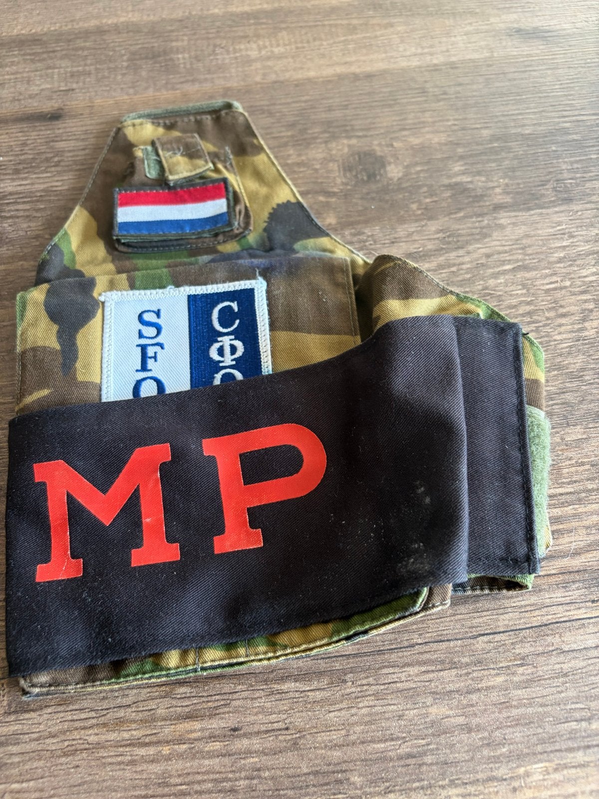Militair embleem en badge - SFOR MP, Ophalen of Verzenden, Landmacht, Nederland, Embleem of Badge