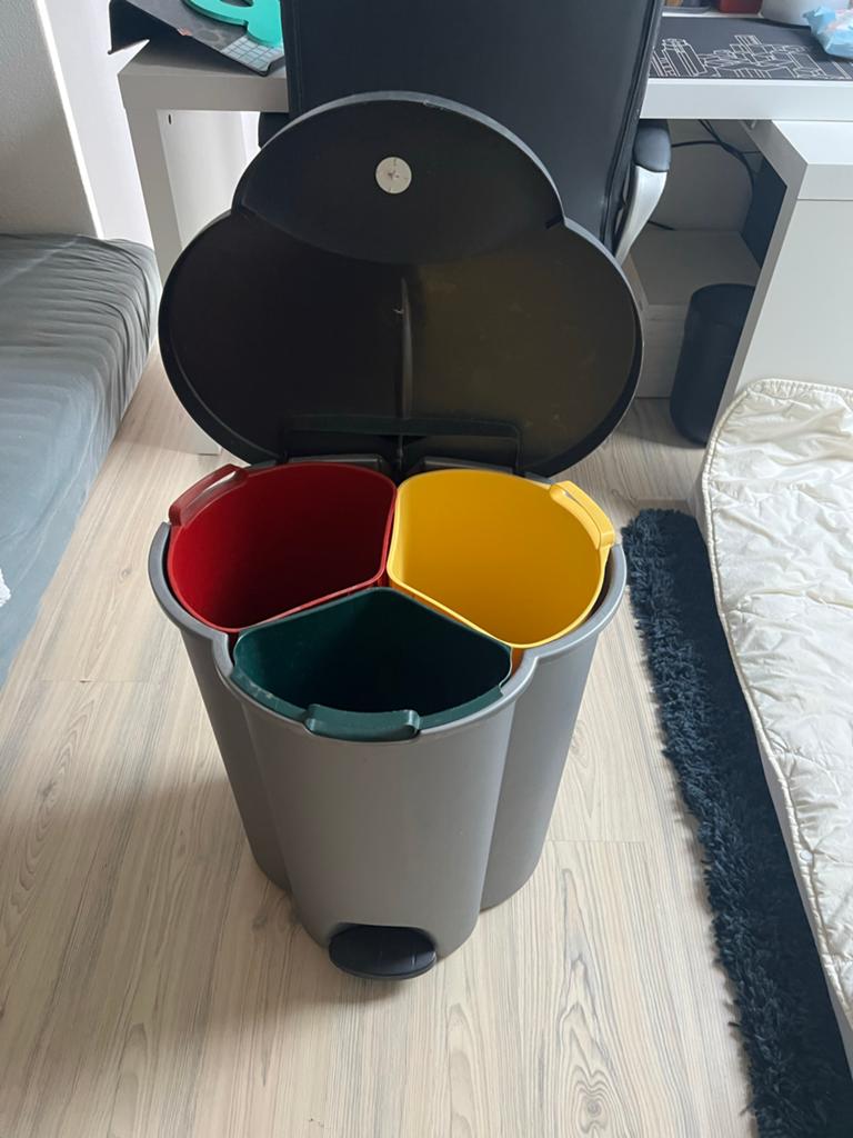 Prullenbak met 3 vakken en pedaal - ideaal voor afvalscheidi, Huis en Inrichting, Woonaccessoires | Prullenbakken, Kunststof, Gebruikt