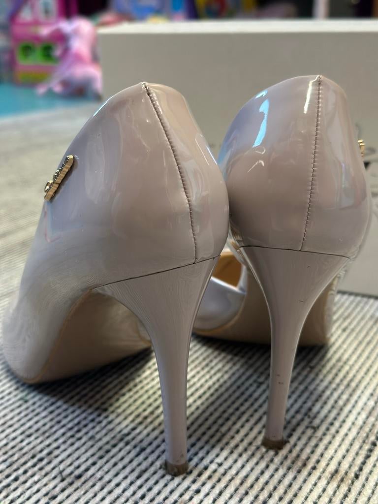 Elegante nude lakleren pumps van Violante, Kleding | Dames, Schoenen, Zo goed als nieuw, Pumps, Beige, Ophalen of Verzenden