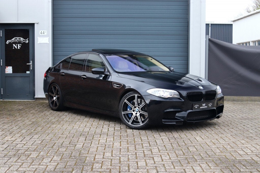 Bmw M5 M5 F10 - Individual - Akrapovic, Automaat, Achterwielaandrijving, 2000 kg, 4395 cc