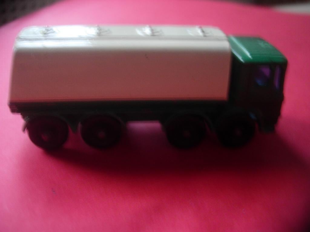 Matchbox Leyland Petrol Tanker 32-C2, Hobby en Vrije tijd, Modelauto's | Overige schalen, Zo goed als nieuw, Bus of Vrachtwagen