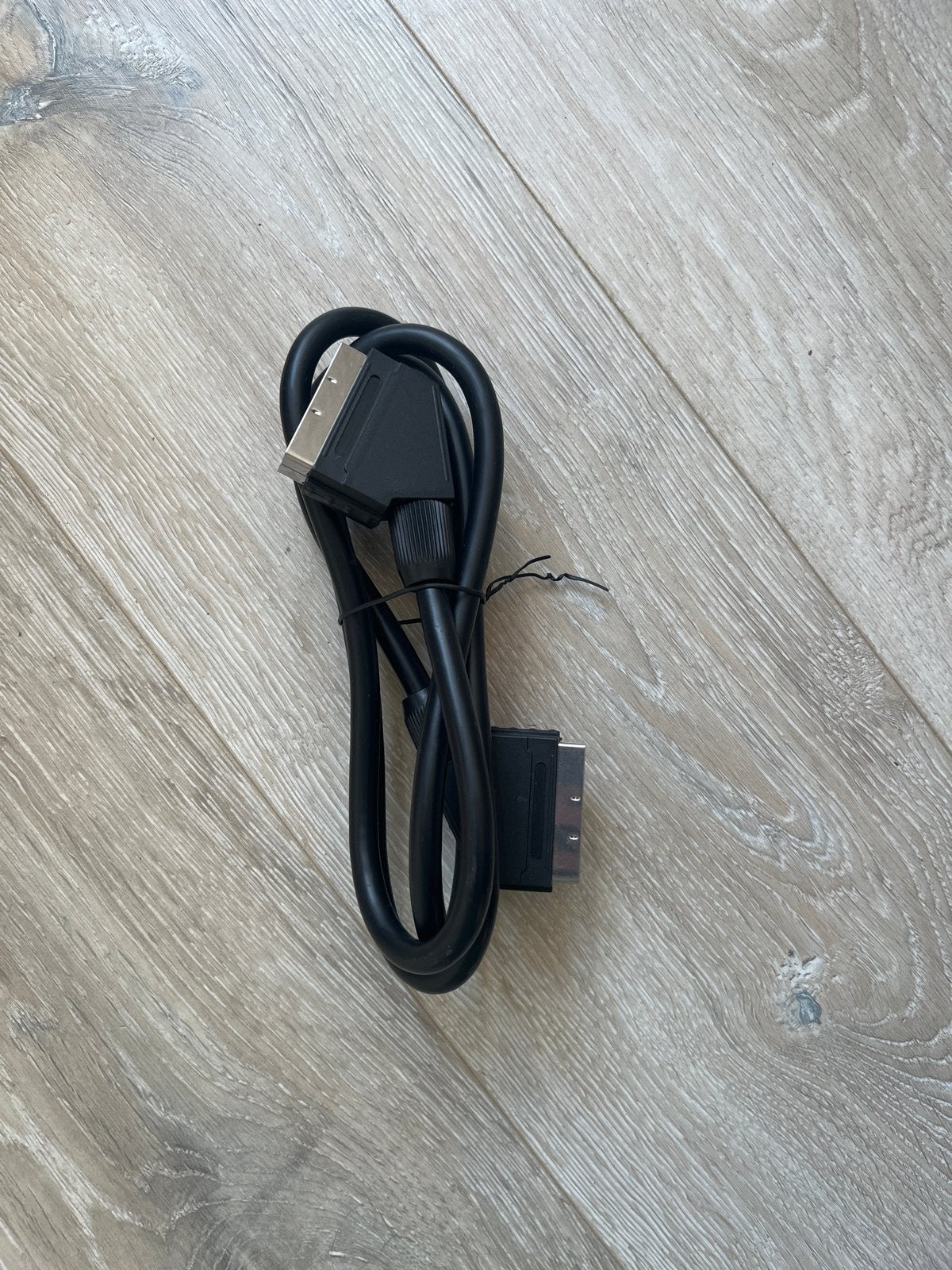 Scart naar Scart kabel 135 cm - Nieuw en ongebruikt, Ophalen of Verzenden, Nieuw, Minder dan 2 meter, Scartkabel