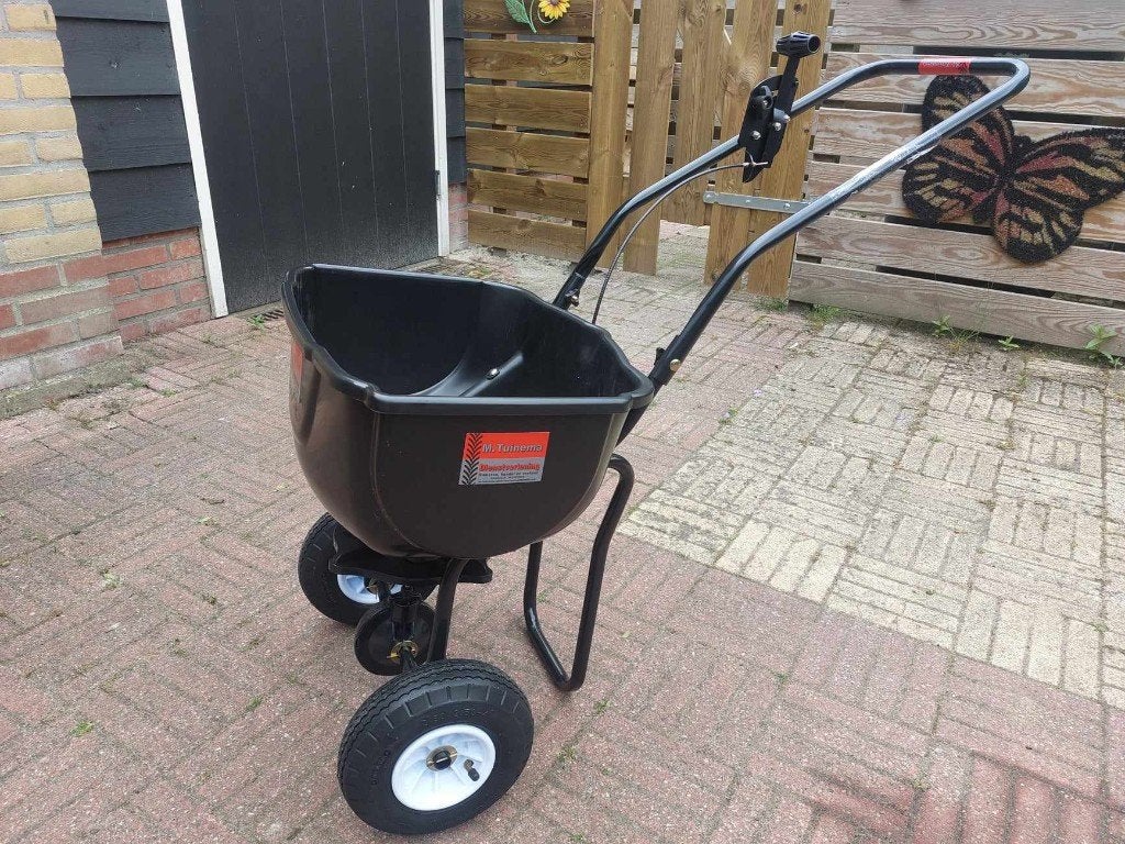 Te huur: graszaadverdeler., Ophalen, Xx, Xx, Xx