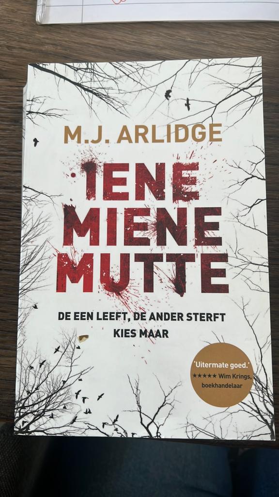 M.J. Arlidge - Iene Miene Mutte, Boeken, Thrillers, Zo goed als nieuw, Ophalen of Verzenden