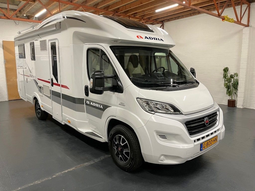 Fiat Ducato 2.3 Adria Matrix 670 SL / Enkele bedden / Hefbed, Ringverwarming, Fiat, Boiler, 7 tot 8 meter