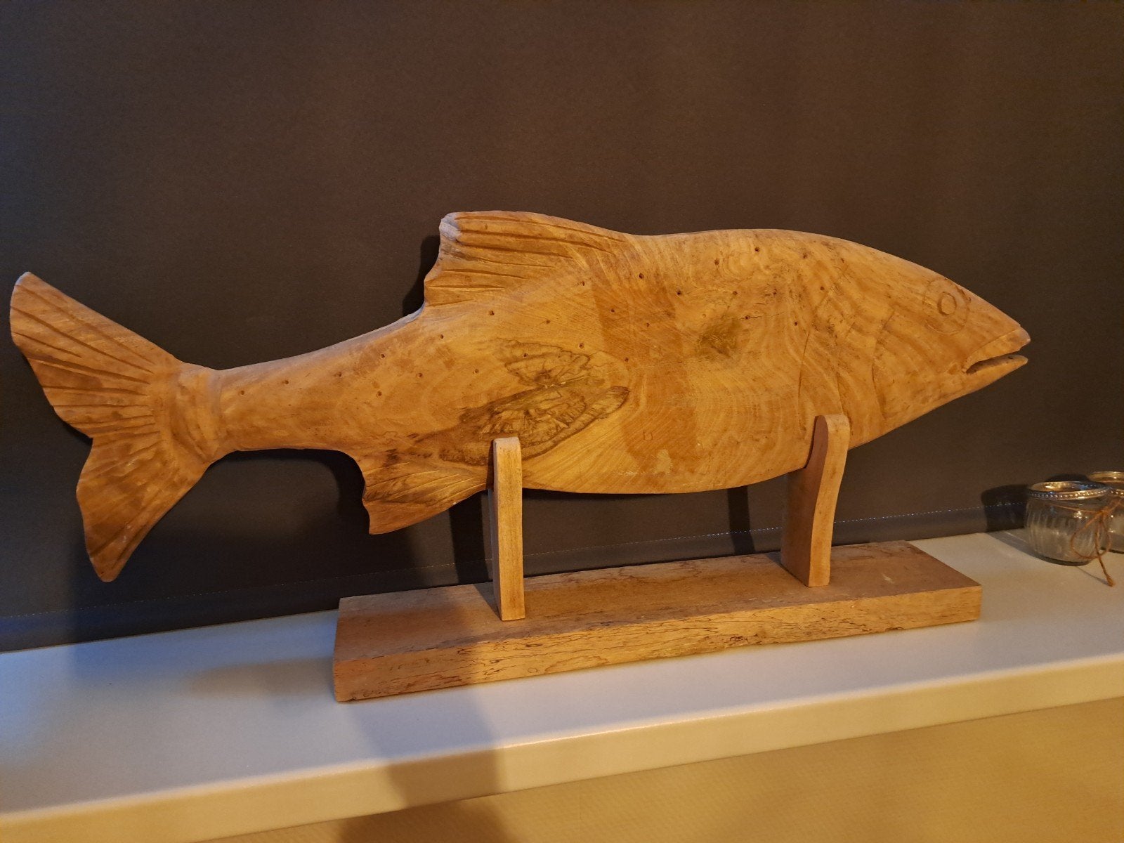 Handgesneden houten vis op standaard, Antiek en Kunst, Ophalen of Verzenden, 20 - 50 cm, Zeeleven, Beeld