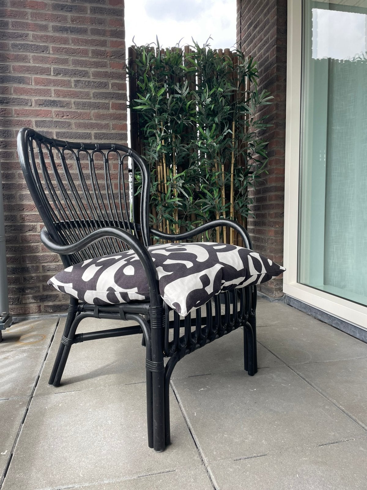 Ikea rotan stoel zwart met kussen, Huis en Inrichting, Stoelen, Ophalen, Zwart, Riet of Rotan, Zo goed als nieuw