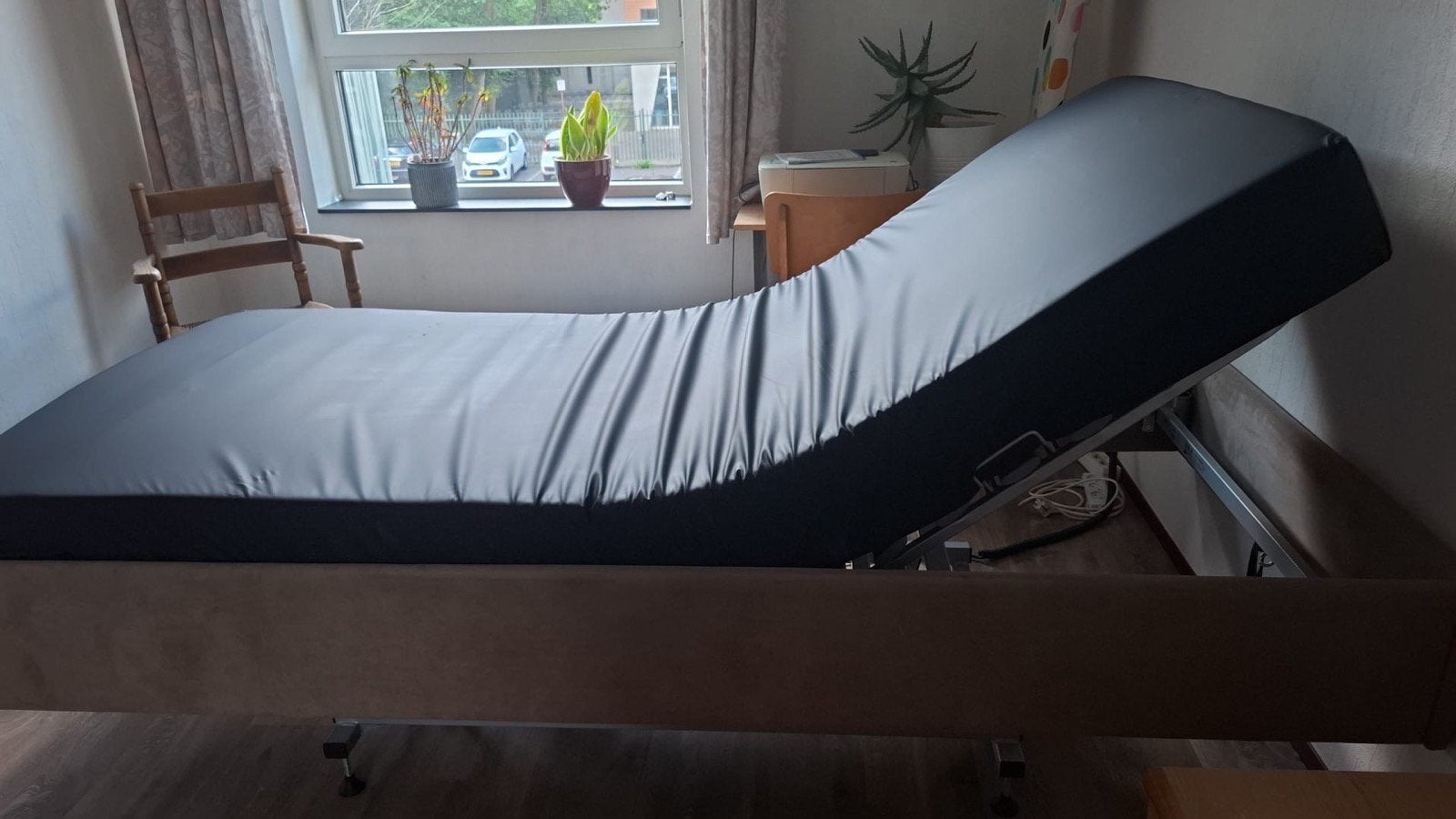 Eenpersoons hoog-laag bed 1x2m met verstelbare lattenbodem, Ophalen, Overige materialen, Eenpersoons, Beige