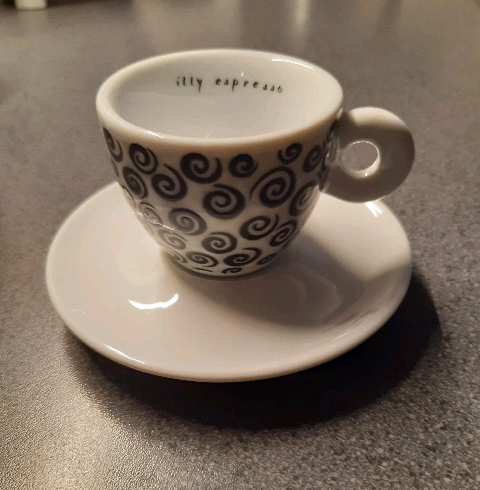 Illy espresso kop en schotel - Repetizione differente, Ophalen of Verzenden, Zo goed als nieuw, Porselein