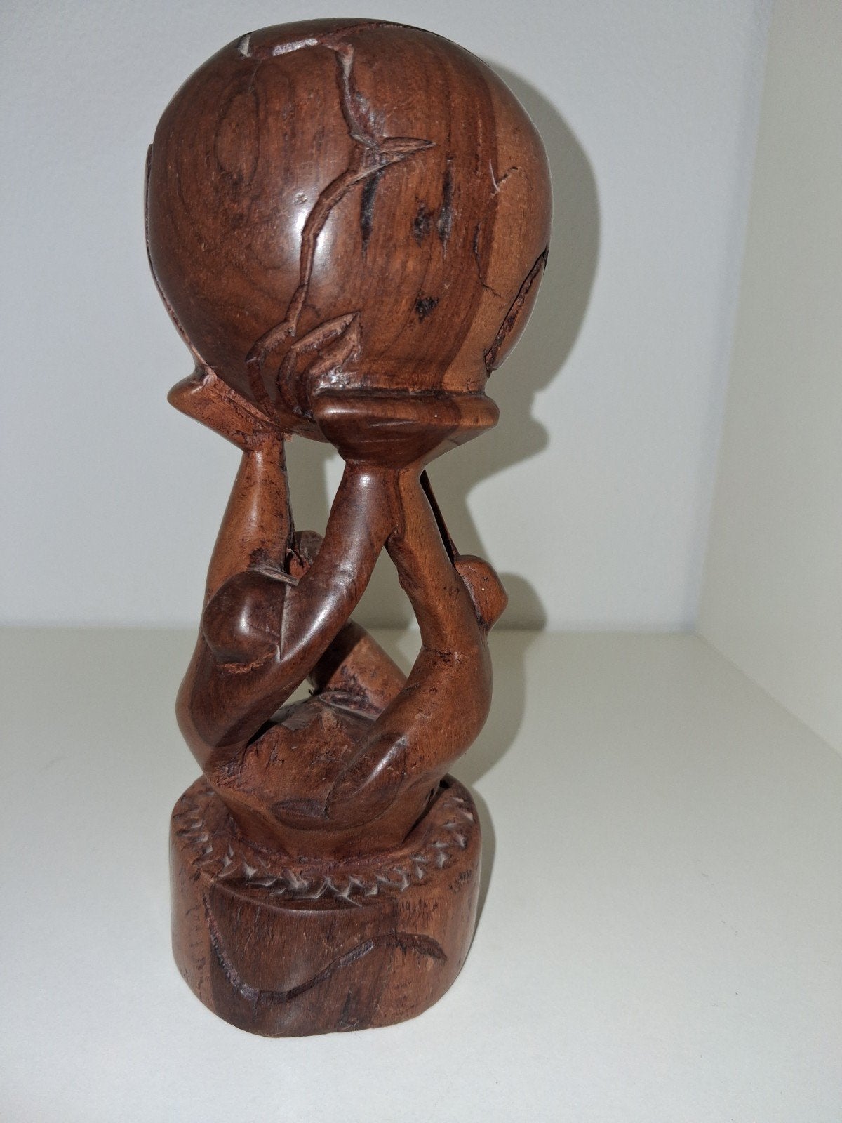 Houten sculptuur: Wereldbol gedragen door figuren, Verzenden, Handgemaakt, 20 - 50 cm, Beeld