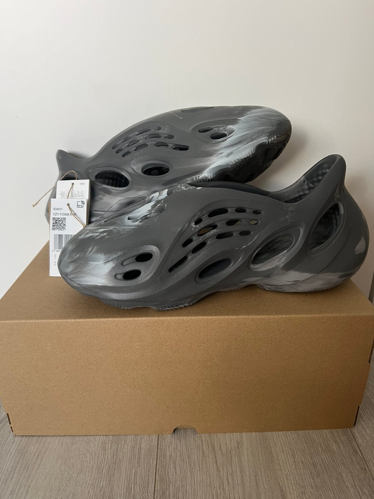 Adidas Yeezy Foam Runner RNR MX Granite 43 Nieuw, Kleding | Heren, Schoenen, Overige kleuren, Nieuw, Ophalen of Verzenden, Sneakers of Gympen