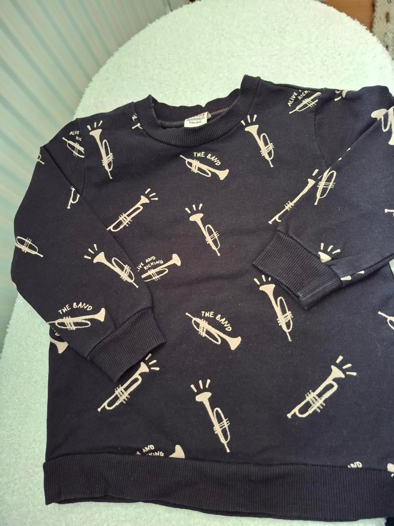 Zwarte sweater met trompetten - Sturdy - Maat 98, Kinderen en Baby's, Kinderkleding | Maat 98, Gebruikt, Jongen of Meisje, Trui of Vest