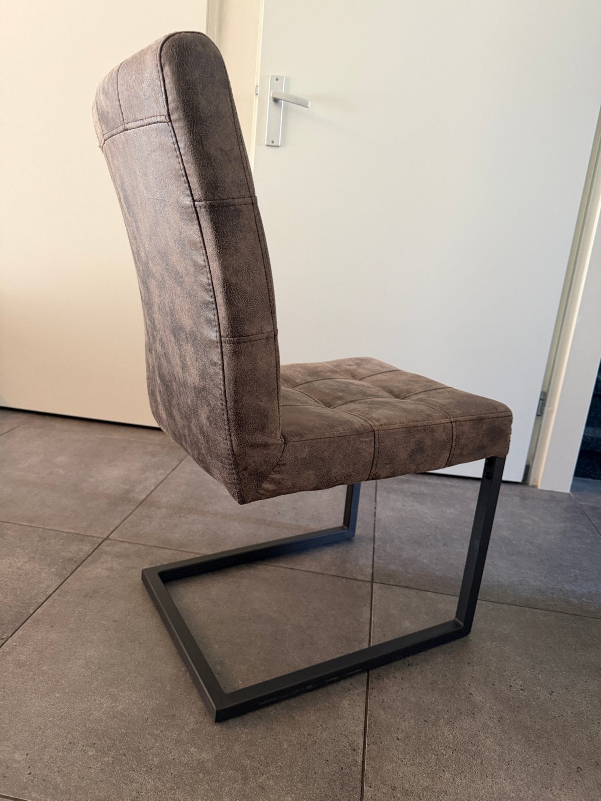 4x Moderne Eetkamerstoelen - Bruin met metalen frame, Ophalen, Bruin, Zo goed als nieuw, Vier