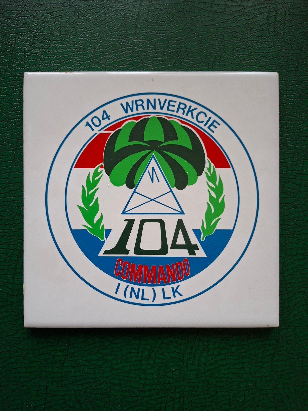 Tegel 104 WRNVERKCIE/ Korps Commando Troepen/KCT, Verzamelen, Militaria | Algemeen, Ophalen of Verzenden, Landmacht, Nederland