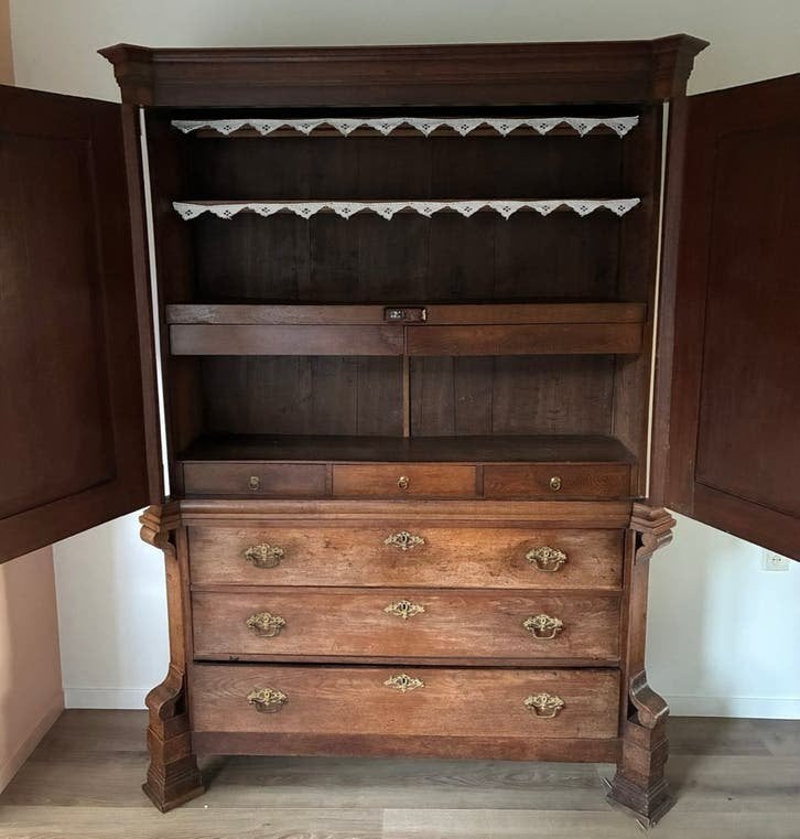 Kabinet. Grote klassieke kast., Ophalen