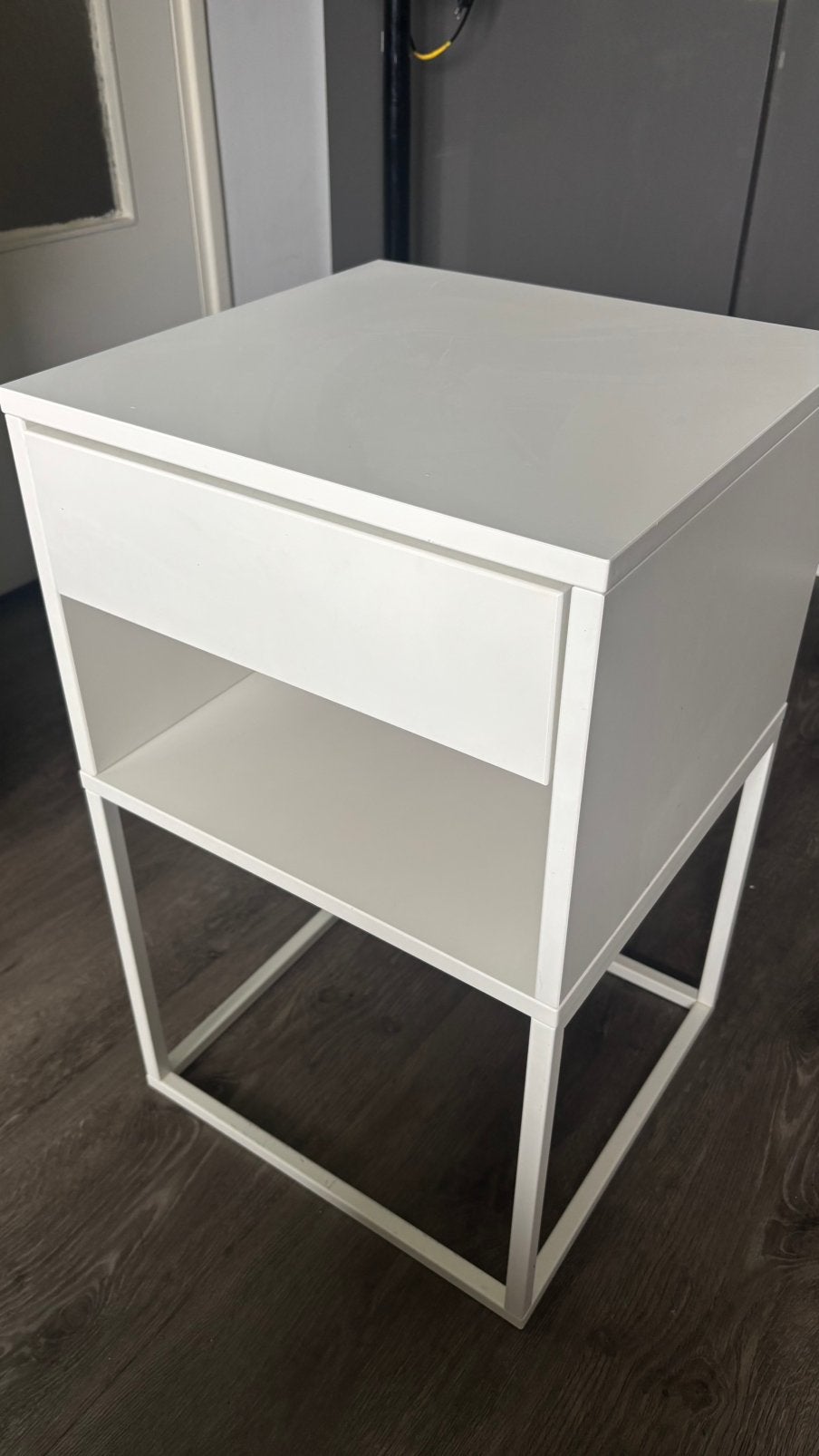 Nachtkastje IKEA VIKHAMMER, Ophalen, Zo goed als nieuw, Minder dan 45 cm, 55 tot 70 cm