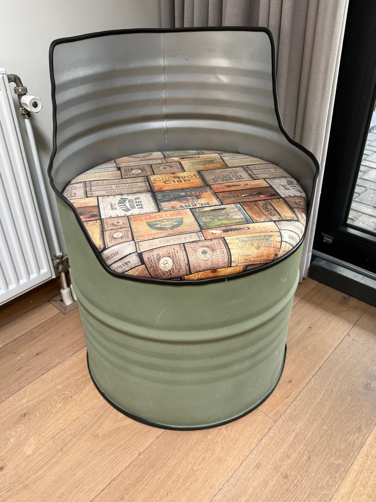 Unieke Olievat Stoel met Vintage Kussen Olijfgroen, Ophalen, Gebruikt, Overige kleuren, Metaal