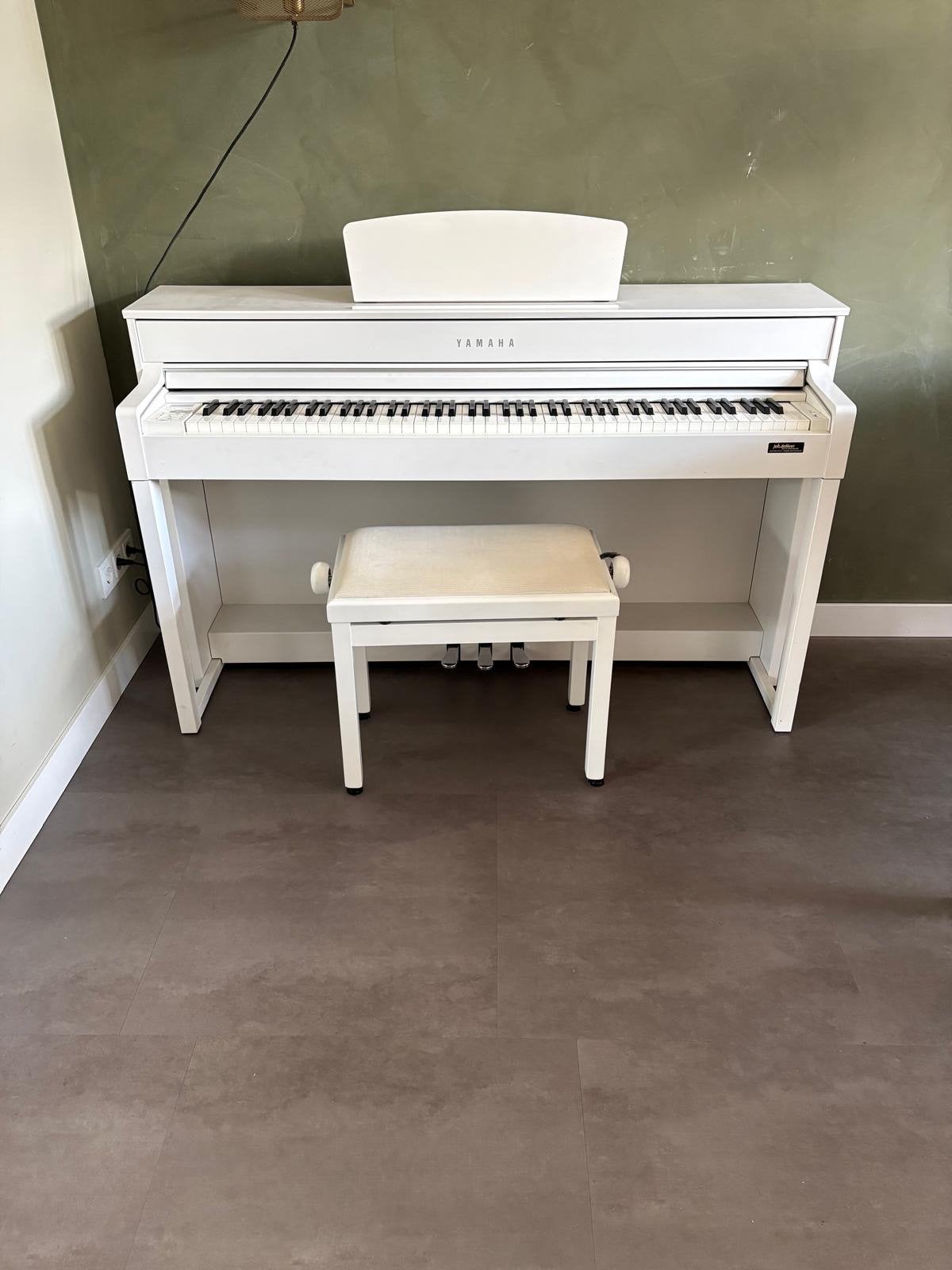 Yamaha Clavinova CLP-535 Digitaal Piano met Kruk, Muziek en Instrumenten, Ophalen, Gebruikt, Wit, Digitaal