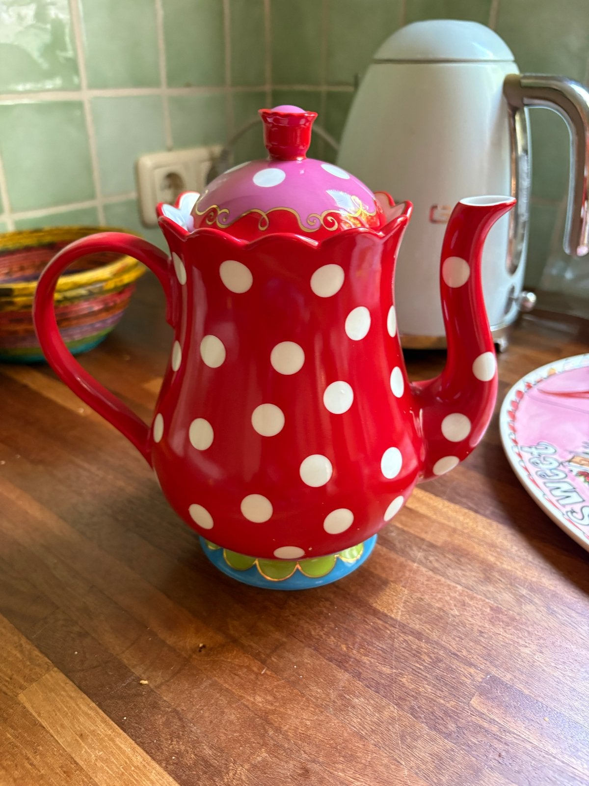 Oilily theepot rood met stippen en bloemendeksel, Huis en Inrichting, Theepot/fluitketel, Ophalen of Verzenden, Zo goed als nieuw