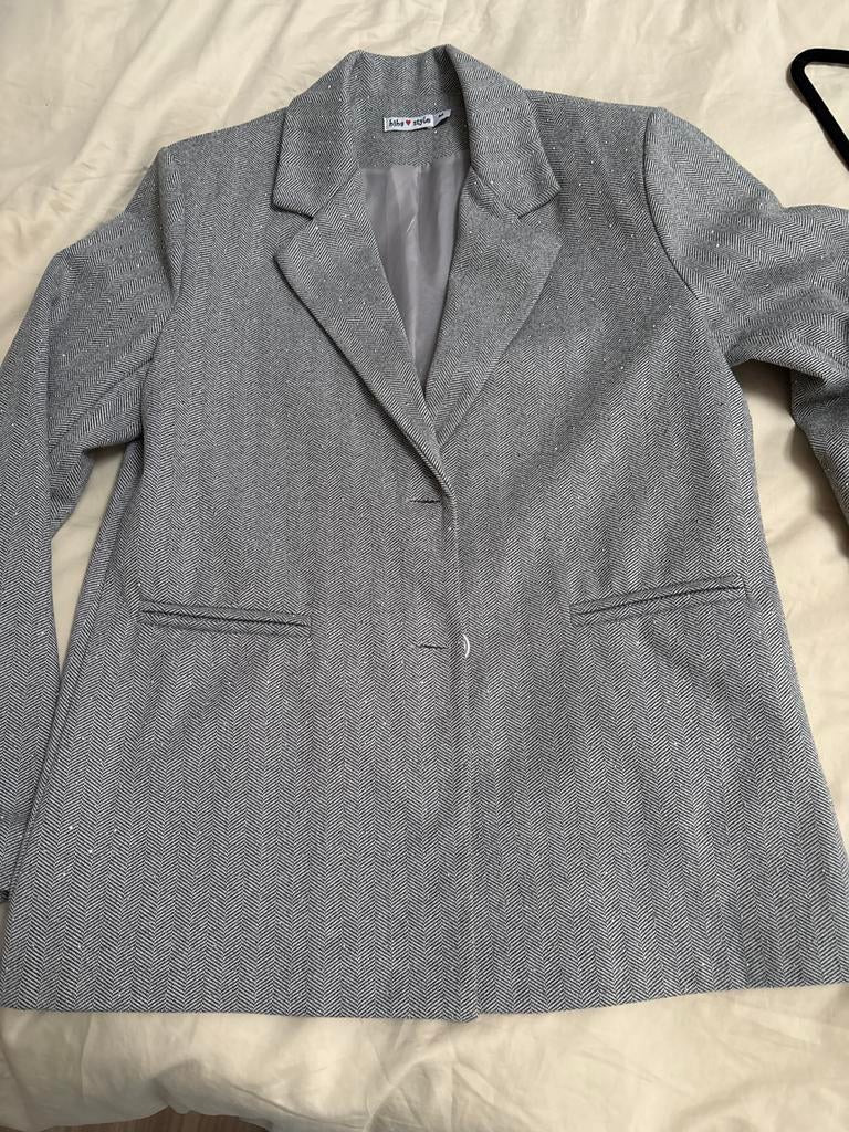 Stijlvol grijs jasje met glitters en bijpassende broek, Kleding | Dames, Jasjes, Kostuums en Pakken, Maat 38/40 (M), Ophalen of Verzenden