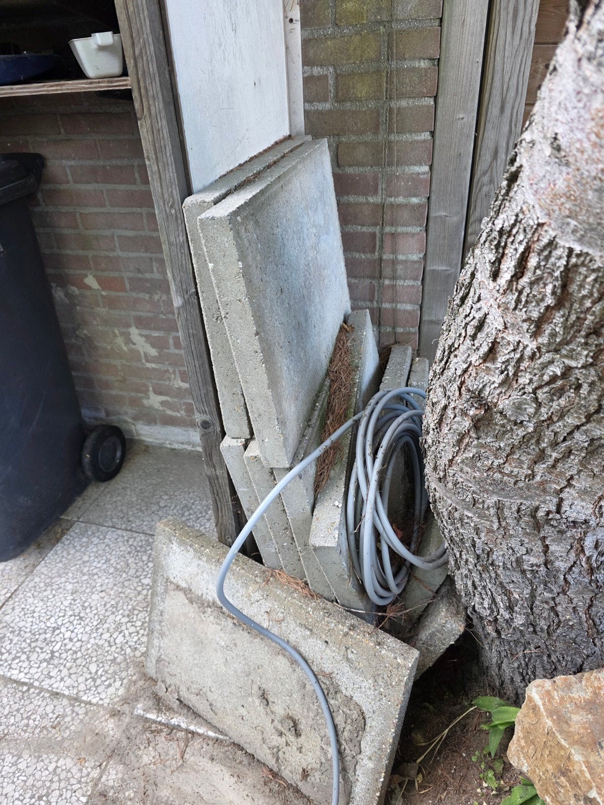 Gratis af te halen: Beton tegels 40x60 cm (ca. 15 stuks), Tuin en Terras, Tegels en Klinkers, Ophalen of Verzenden
