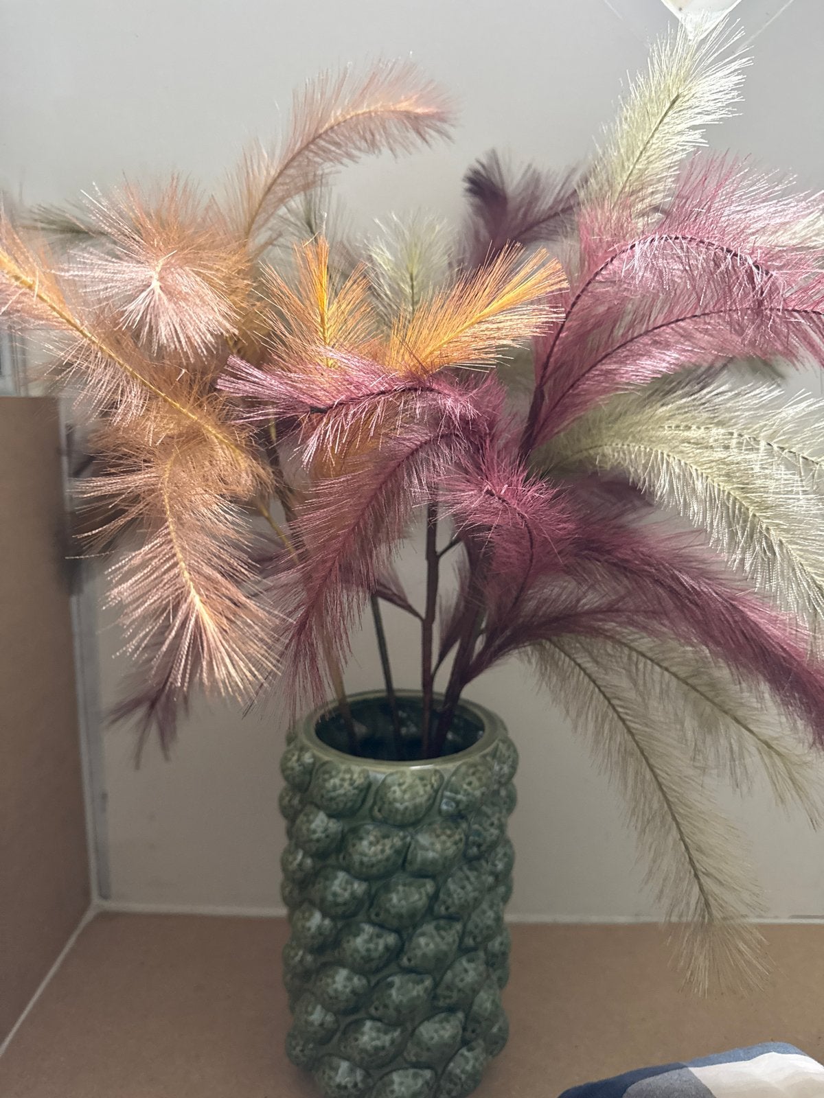 Decoratieve vaas met pluimen - Zo goed als nieuw, Met patroon/structuur, Ophalen of Verzenden, Zo goed als nieuw, Steen/keramiek
