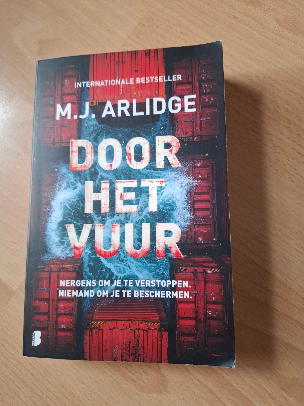 M.J Arlidge door het vuur, Ophalen of Verzenden, Zo goed als nieuw