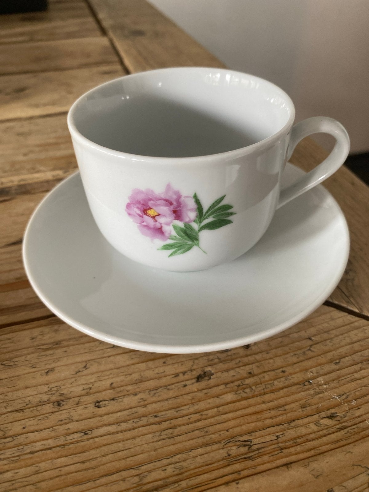 Witte kop en schotel met roze bloemmotief, Huis en Inrichting, Klassiek, Ophalen of Verzenden, Zo goed als nieuw, Kop(pen) en/of Schotel(s)