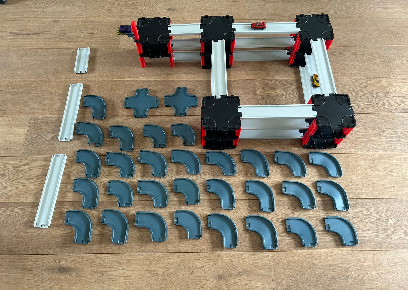 Autobaan met wegstukken en lift voor hot wheels, Ophalen of Verzenden, Gebruikt