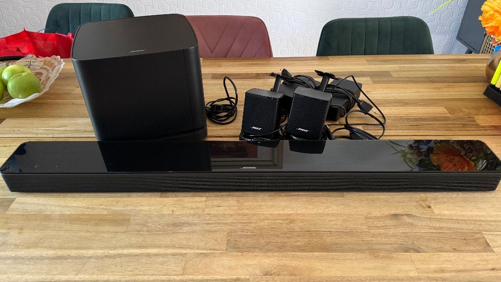 BOSE Soundbar 700, Bass Module 500 en 2 Surround speakers, 70 watt of meer, Zo goed als nieuw, 5.1-systeem, Overige spelers
