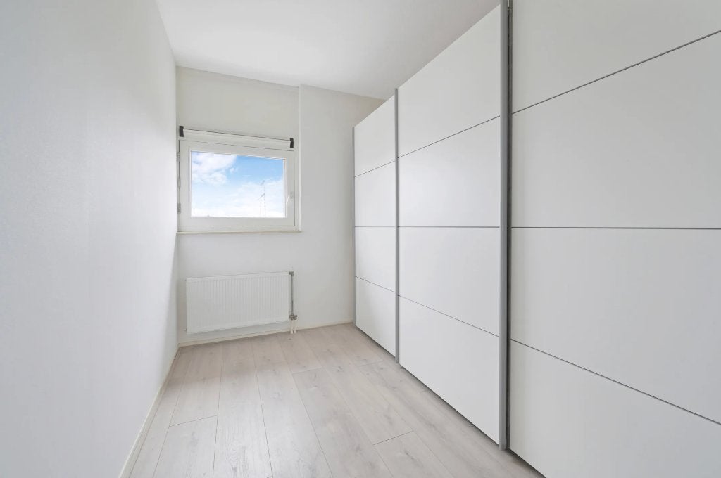 Witte schuifdeurkast, Ophalen, 200 cm of meer, 200 cm of meer, 50 tot 75 cm