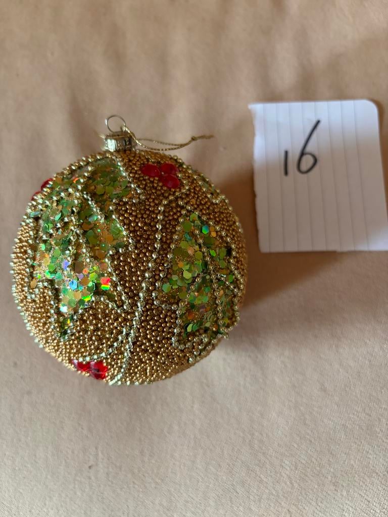Kerstbal met kralen en palletjes 10 cm goudkleurig, Ophalen of Verzenden, Zo goed als nieuw