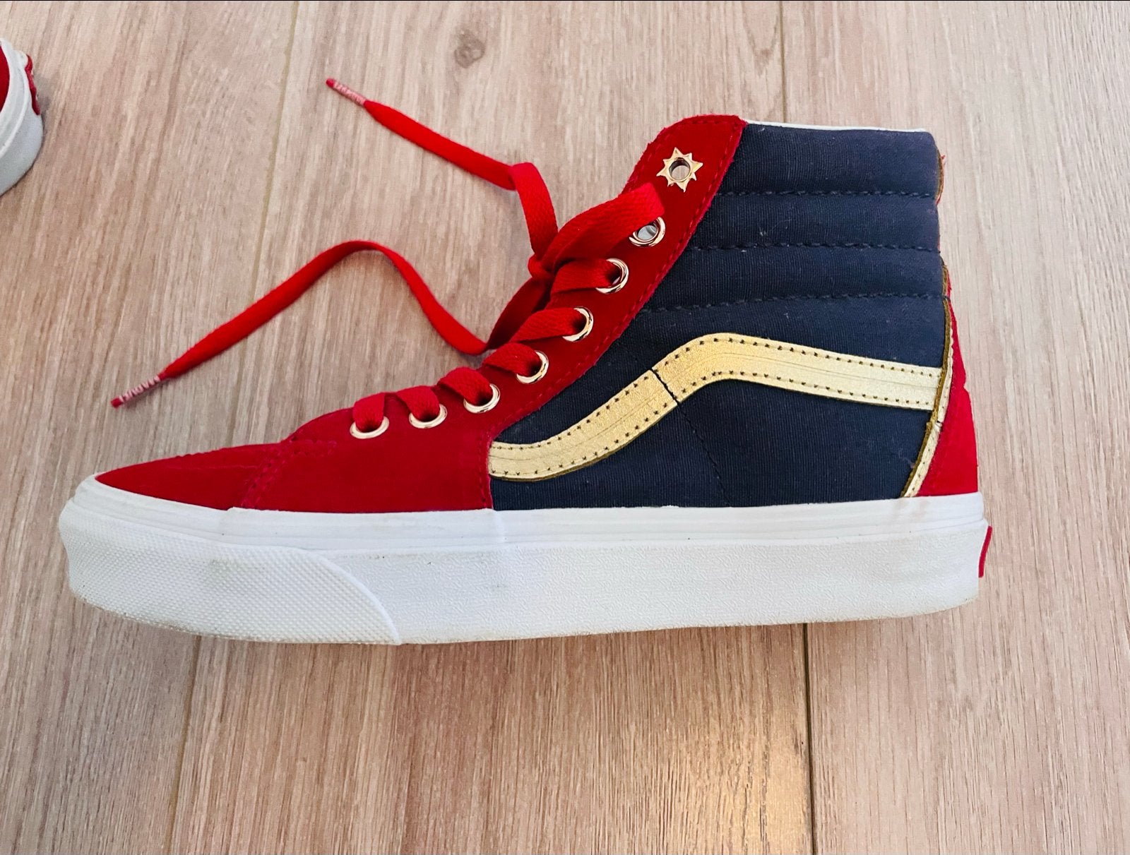 Limited edition Earth 616's skateboard schoenen, Ophalen of Verzenden, Zo goed als nieuw, Rood, Sneakers of Gympen