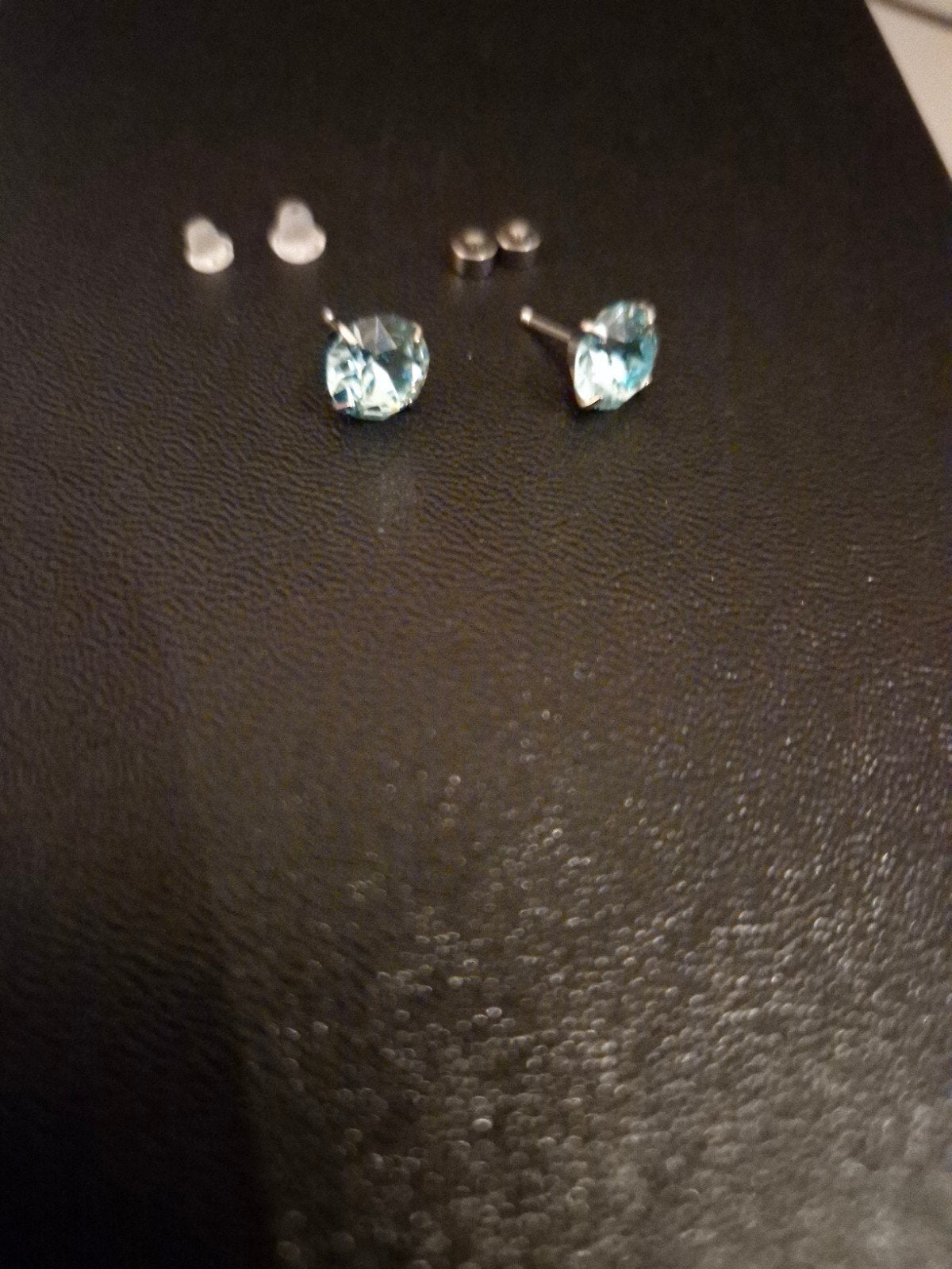 Elegante lichtblauwe oorknopjes met kristal, Met kristal, Overige materialen, Blauw, Ophalen of Verzenden