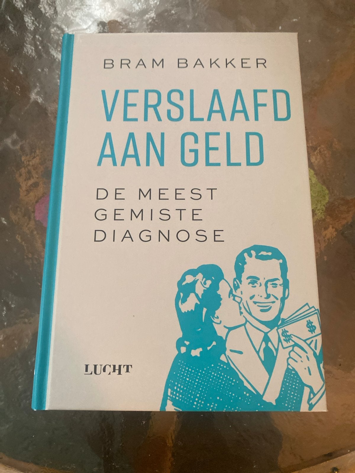 Verslaafd aan geld - Bram Bakker (Boek), Boeken, Ophalen of Verzenden, Zo goed als nieuw, Nederland