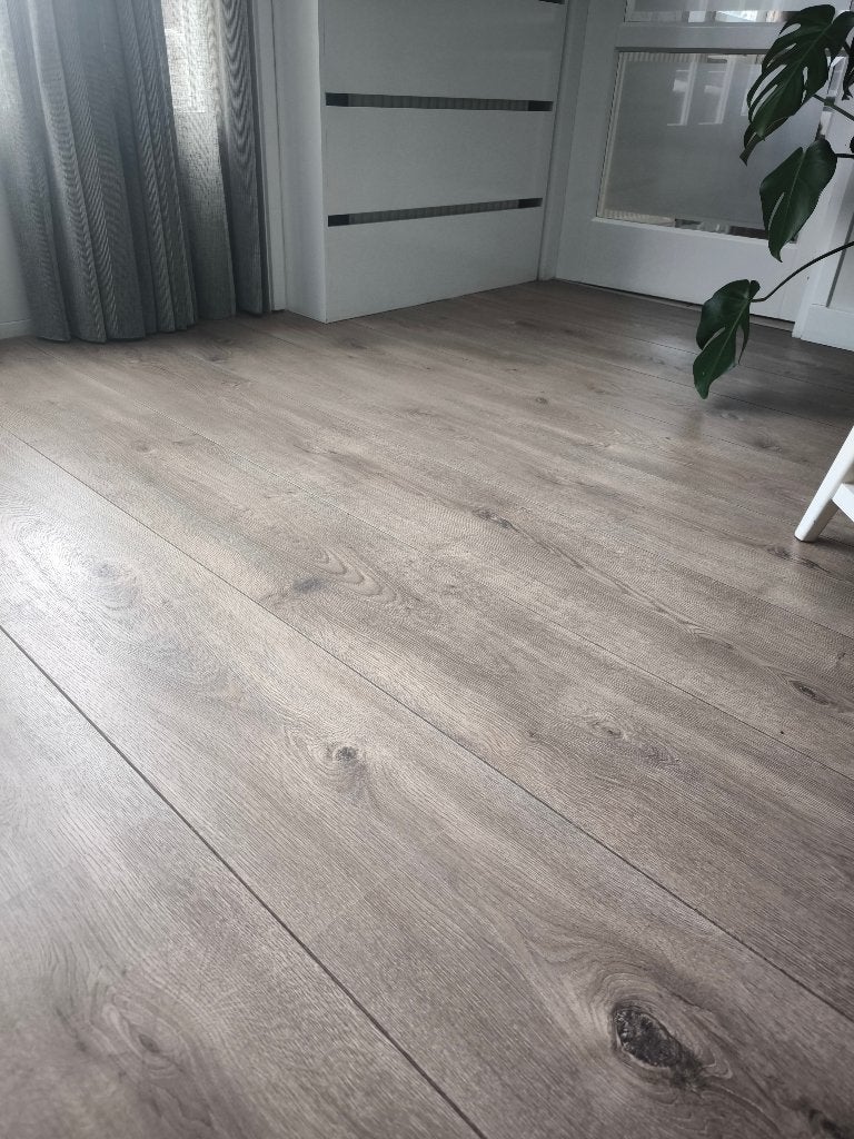 Prachtig Eiken Laminaat met V-groef – Ruim 35m², Huis en Inrichting, Ophalen, Gebruikt, Bruin, 25 tot 50 m²