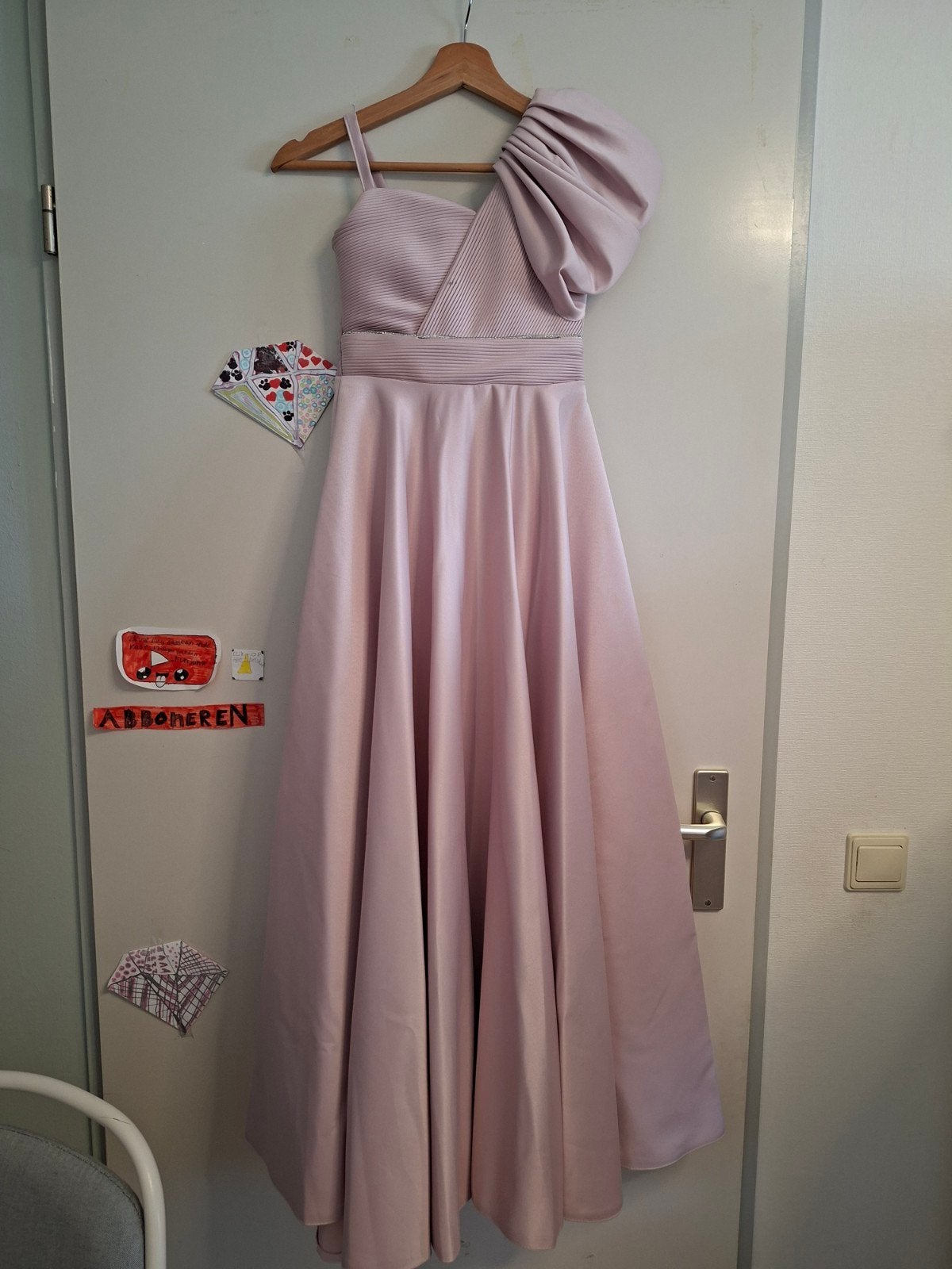Elegante Roze Galajurk met One-Shoulder Detail, Ophalen of Verzenden, Zo goed als nieuw, Meisje, Jurk of Rok