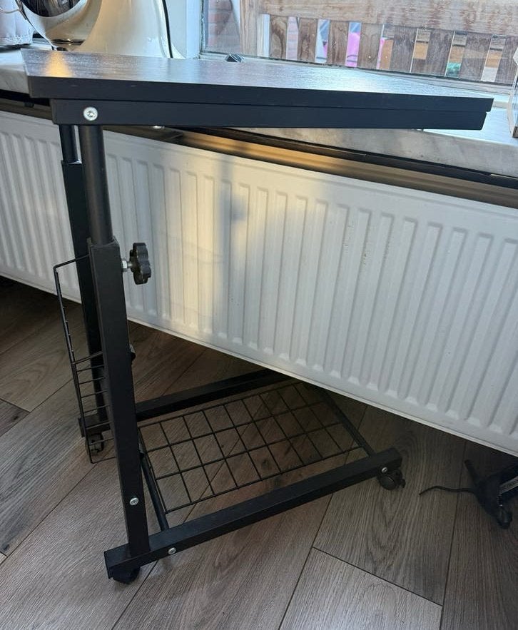 Verstelbare Bijzettafel op Wielen – C-vormig met Opbergmand, Ophalen, Minder dan 55 cm, Metaal of Aluminium, Zo goed als nieuw