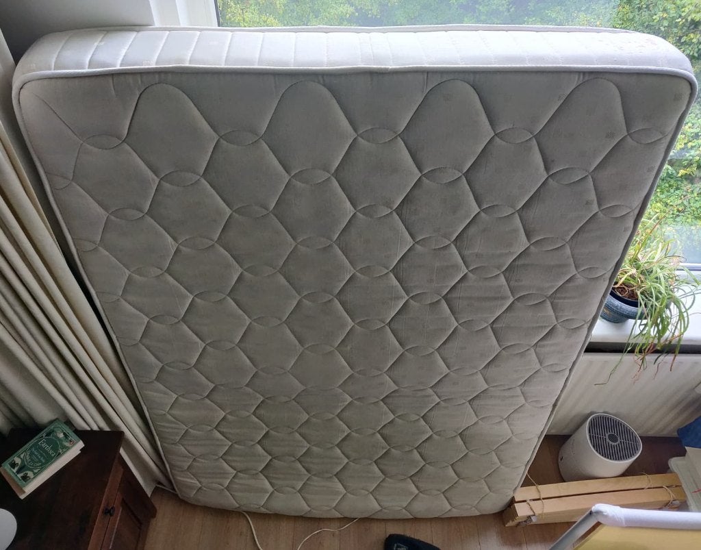 Oud Matras — Gratis Ophalen, Huis en Inrichting, Slaapkamer | Matrassen en Bedbodems, Ophalen, Gebruikt, Tweepersoons, 140 cm