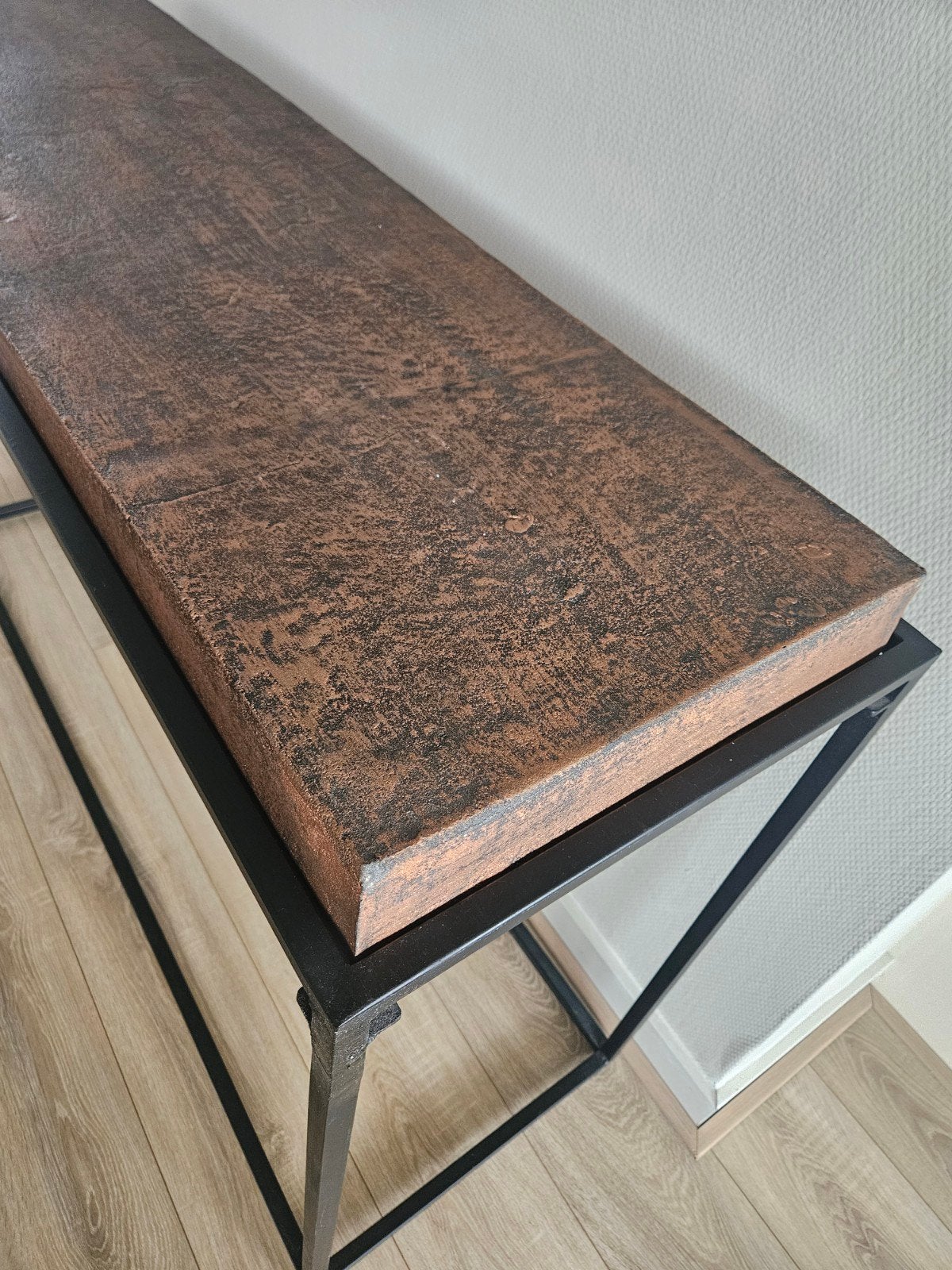 Sitetable met zwaar koperen blad, Huis en Inrichting, Tafels | Sidetables, Ophalen, 100 tot 150 cm, Zo goed als nieuw, 25 tot 50 cm