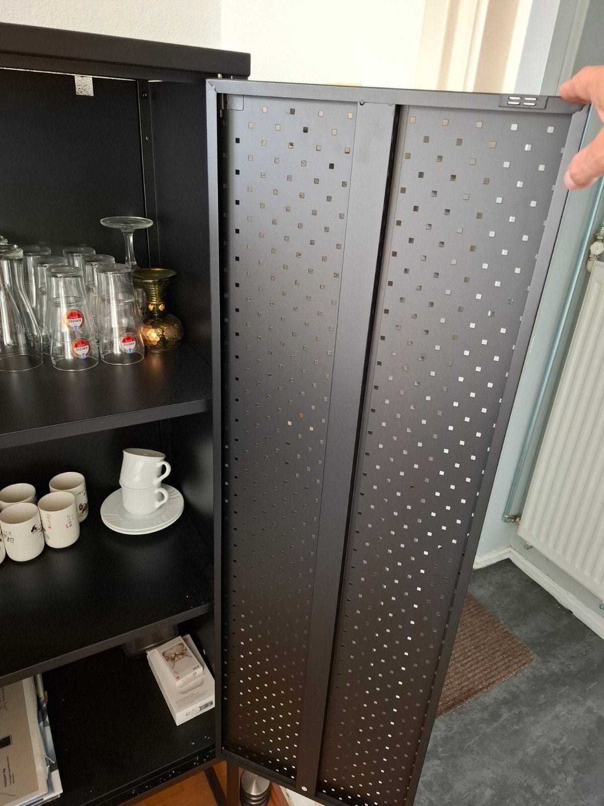 Zwarte metalen kast met geperforeerde deuren 150cm x80cm, Ophalen, Zo goed als nieuw