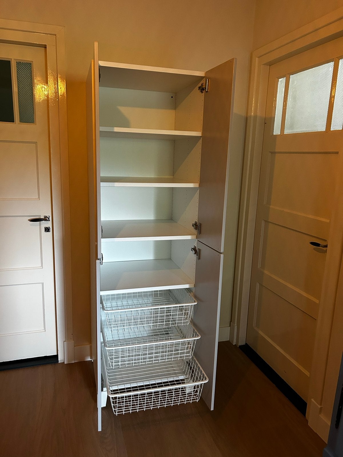 Witte opbergkast (Ikea Smastad) met planken en draadmanden, Huis en Inrichting, Ophalen, Zo goed als nieuw