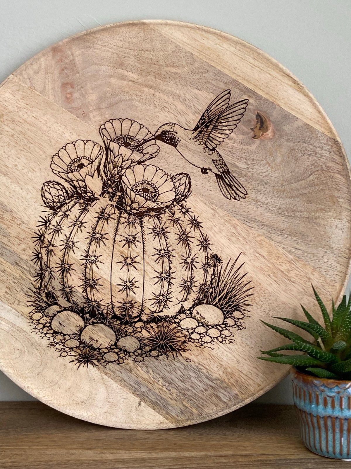 Unieke gegraveerde houten schaal met kolibrie en cactus, Hout, Boho, Nieuw, Ophalen of Verzenden