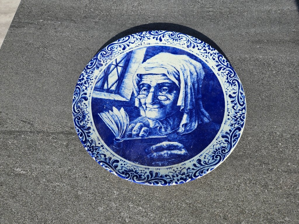 Bord ‘oude lezende vrouw’ Boch Frères (La Louvière, België), Ophalen of Verzenden