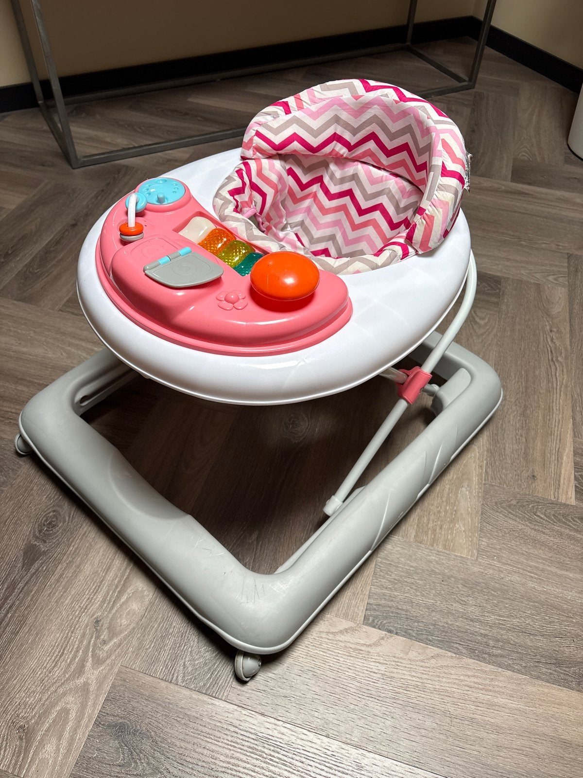 Roze babywalker met speelblad en wieltjes, Kinderen en Baby's, Ophalen, Gebruikt, Overige typen, Met geluid