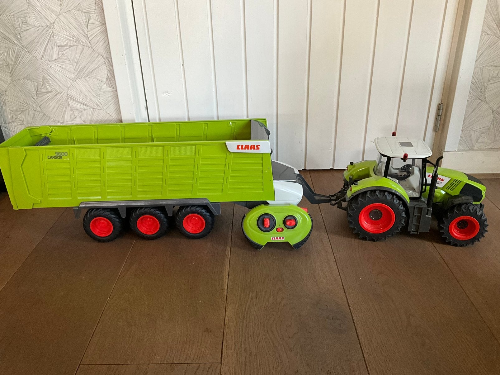 Sint tip; Bruder Claas Axion 870 met aanhanger  electrisch, Ophalen of Verzenden, Zo goed als nieuw