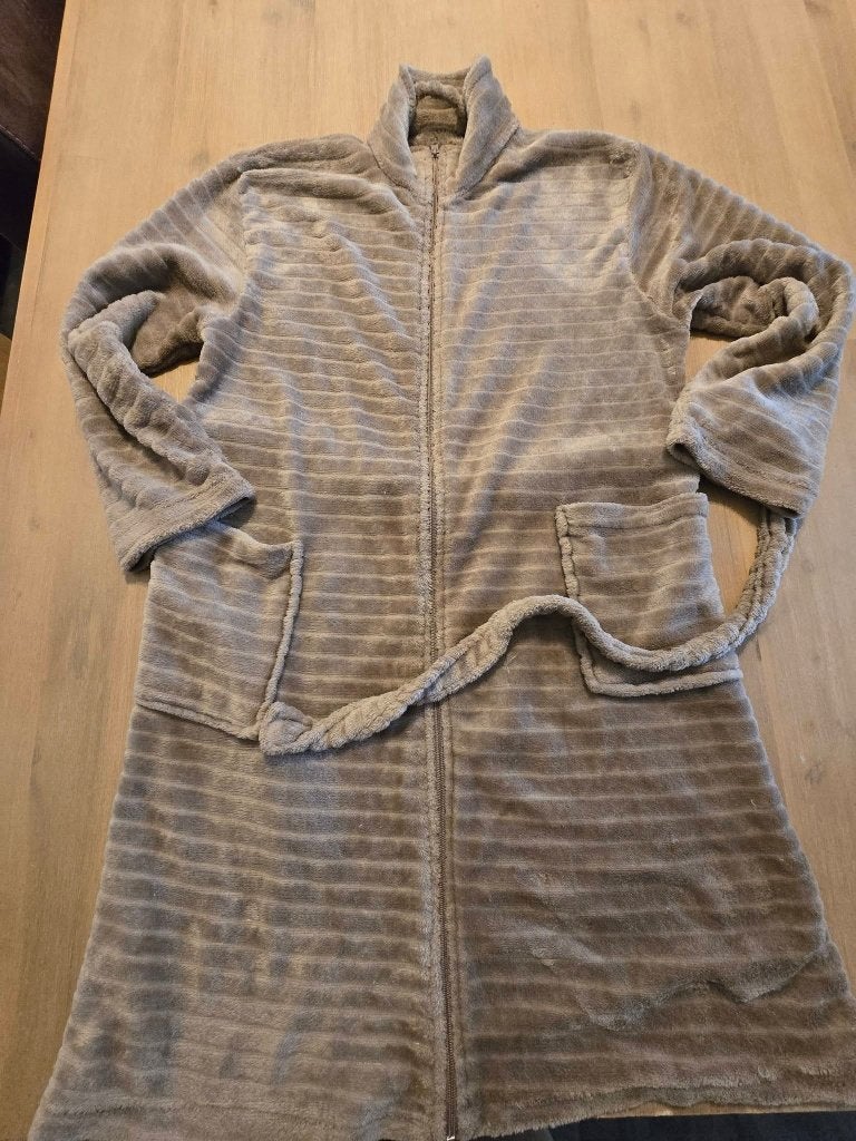 Comfortabele badjas met rits en ceintuur maat S, Kleding | Dames, Pyjama's, Onbekend, Ophalen of Verzenden, Gedragen, Maat 36 (S)