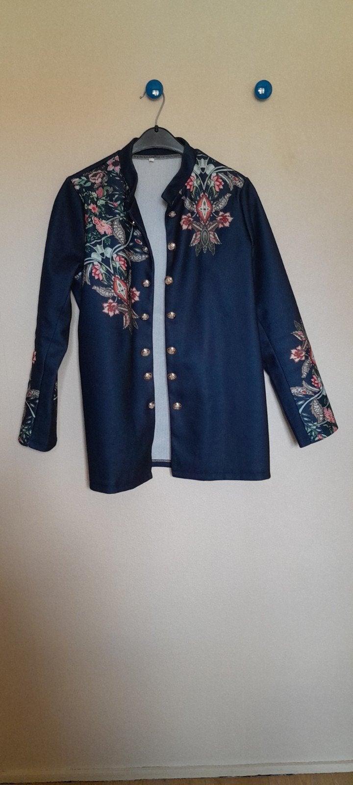 Donkerblauwe jas met bloemenprint en gouden knopen, Maat 38/40 (M), Blauw, Ophalen of Verzenden, Onbekend
