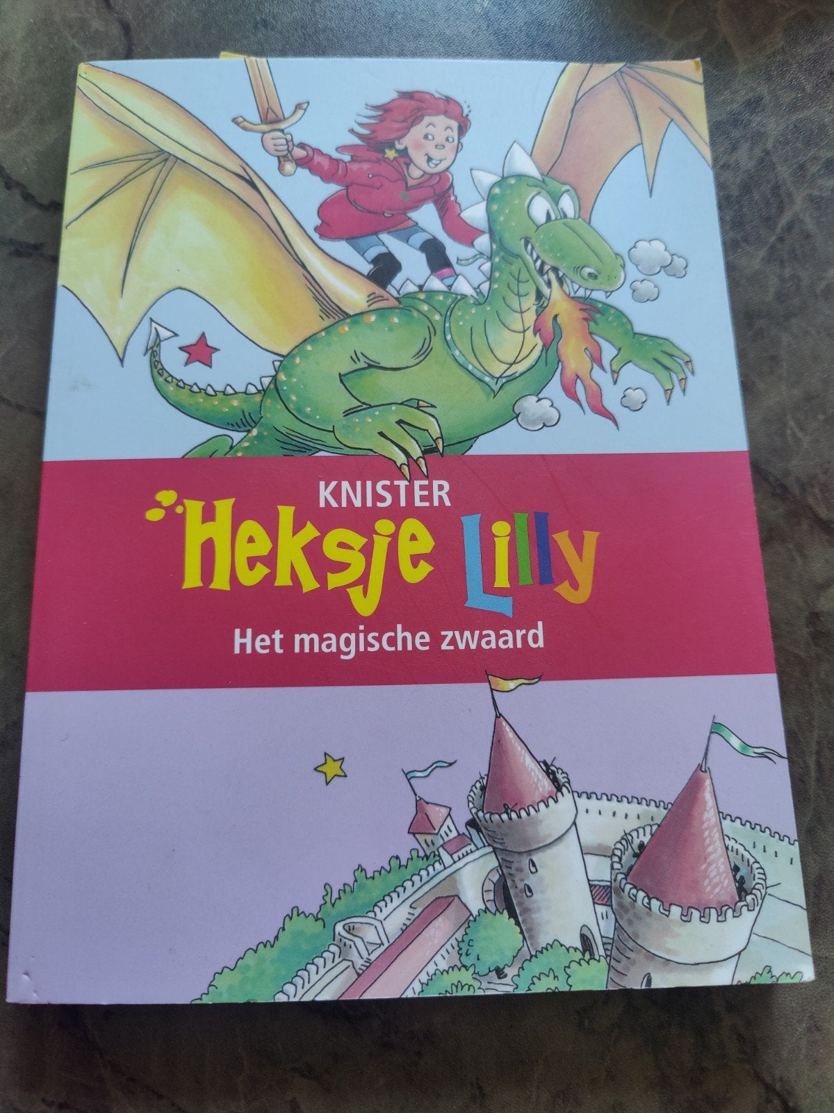 Heksje Lilly en het magische zwaard, Boeken, Ophalen of Verzenden, Zo goed als nieuw, Fictie algemeen